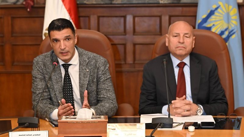 وزير الصناعة ومحافظ