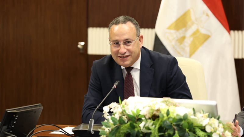 الدكتور عبد العزيز