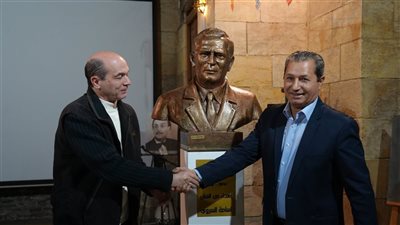 إزاحة الستار عن تمثال فؤاد حداد ببيت الشعر.. وإهداؤه لصندوق التنمية الثقافية