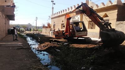 تغطية وتطهير مصرف الطريق المؤدي لمدرسة فزارة بالمراغة بسوهاج