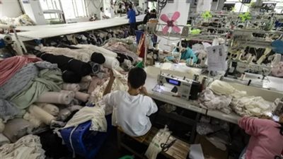 الحرب على إيران تهدد بارتفاع أسعار الملابس عالميًا مع تأثر المصانع الصينية