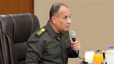 وزير الدفاع يلتقي عددًا من قادة الوحدات بالجيشين الثاني والثالث 
