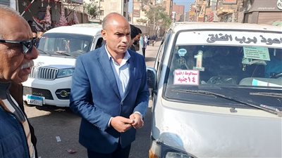 رئيس مركز سمالوط بالمنيا يتفقد المواقف ويضع ملصقات على سيارات الأجرة بالتعريفة الجديدة