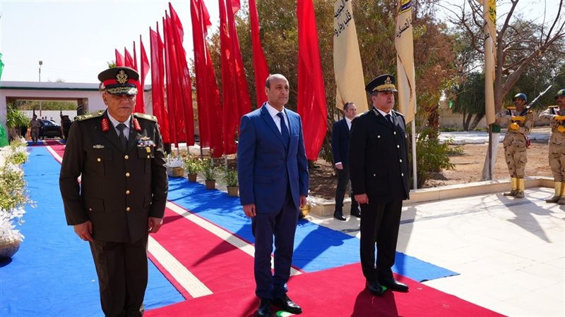 محافظ أسيوط يضع إكليلا