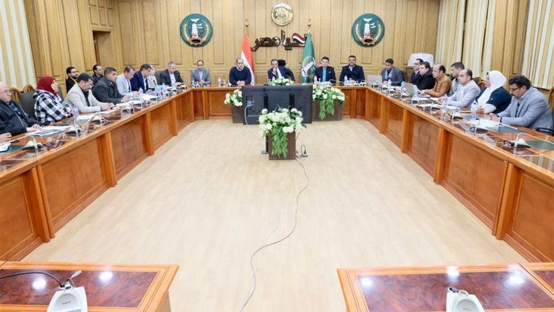 محافظ المنوفية مع