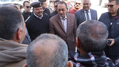 محافظ سوهاج يتفقد محطات الوقود ومواقف سيارات الأجرة