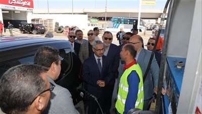  محافظ بني سويف يتفقد المواقف ومحطات الوقود والمستودعات 