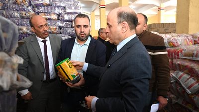 محافظ الغربية يراجع مخزون السلع الاستراتيجية