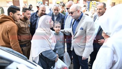 محافظ الفيوم يتفقد مواقف سيارات الأجرة لمتابعة إلتزام السائقين 