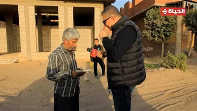 كاميرا أجمل ناس تلتقط عامل نظافة وتهديه مكافأة مالية