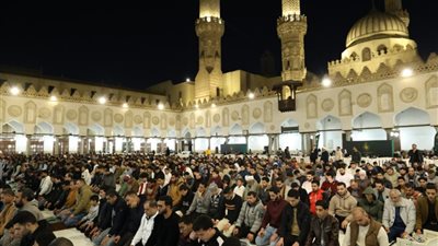 الآلاف يؤدون صلاتي العشاء والتراويح بالجامع الأزهر