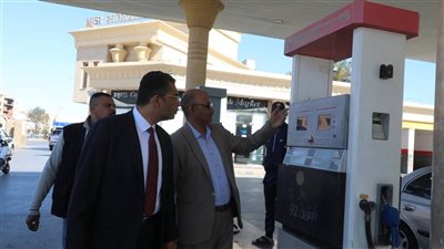 محافظ البحرالأحمر يتفقد محطات الوقود لمتابعة الالتزام بالتسعيرة الجديدة 