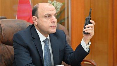 محافظ الغربية يدعو المواطنين للإبلاغ عن أي مخالفة لتعريفة الأجرة