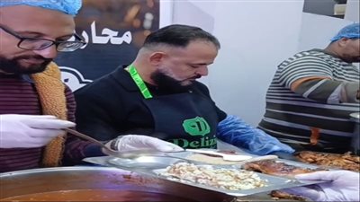 «مائدة المحبة».. عائلة قبطية تُفطر مئات الصائمين سنويًا