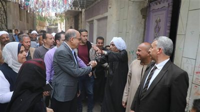 محافظ المنيا يقرر صرف مساعدات عاجلة.. وبناء منزل لسيدة مسنة