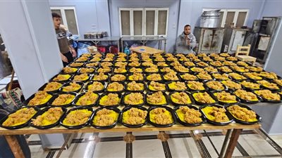 وجبات ساخنة ووصلاة مياه.. يد الخير ممتدة في رمضان بسوهاج
