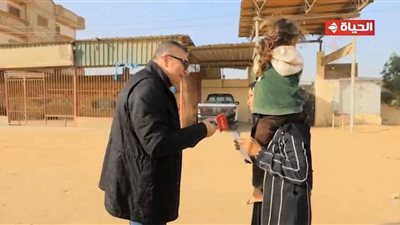 عمرو الليثي يكتشف قصة كفاح سيدة بني سويف بين حقول الفراولة