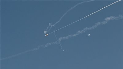 الدفاعات الجوية الإماراتية تتعامل مع 10 صواريخ باليستية و26 طائرة مسيرة