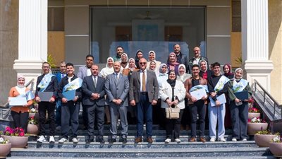 محافظ الإسكندرية يكرّم الطلاب الفائزين بالمركز الأول في مسابقة أوائل الطلبة للثانوية العامة لغات