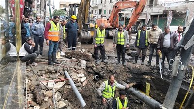 رئيس مياه القاهرة يتابع أعمال إصلاح خط المياه بشارع الترعة بشبرا