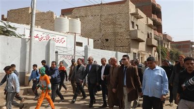 محافظ المنيا يوجه برفع القمامة المتراكمة منذ 20 عامًا بقرية بني عبيد