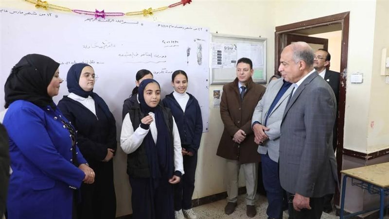 محافظ المنيا خلال الجولة