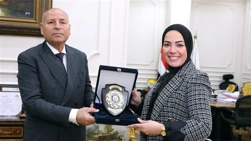 تكريم المحافظ للنائبة آية عبدالرحمن