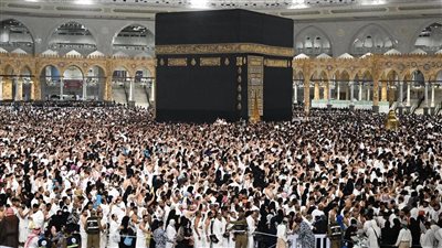 تنظيم دقيق للحشود في المسجد الحرام ليلة 25 رمضان.. والمصلون يؤدون صلاتهم في طمأنينة وسكينة