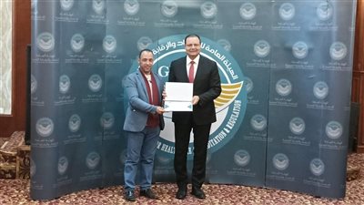 رئيس الاعتماد والرقابة الصحية يكرّم الكاتب الصحفي 