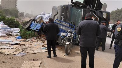 بالأسماء.. مصرع شخص وإصابة آخر إثر انقلاب تريلا على الطريق الزراعي ببنها