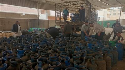 محافظ الجيزة يتابع توزيع 950 أسطوانة بوتاجاز إضافية بقريتي إتريس وأبوغالب بمنشأة القناطر