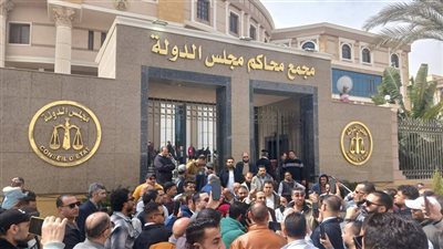 تجمع العشرات من متضررى قانون الأحوال الشخصية بالتزامن مع نظر الدعوى بمجلس الدولة 