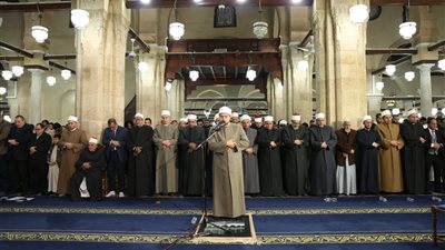 بروايات «حفص وقالون وابن ذكوان والبزي».. أئمة الجامع الأزهر يحيون صلاة التراويح 