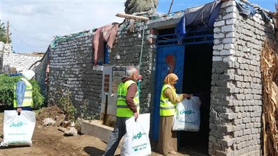 توزيع (400) بطانية ولحاف على غير القادرين بـ (5) قرى ببني سويف