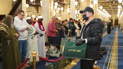 «بيت الزكاة والصدقات» يقدم ٨ آلاف وجبة سحور لرواد الجامع الأزهر في ليلة ٢٧ من رمضان