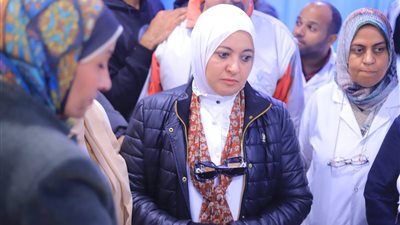 نائبة محافظ الإسكندرية تزور مصابة بمستشفى جمال حمادة للاطمئنان على استقرار حالتها الصحية