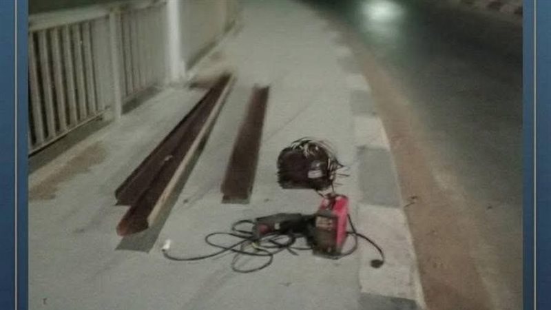 إصلاح السور الحديدي