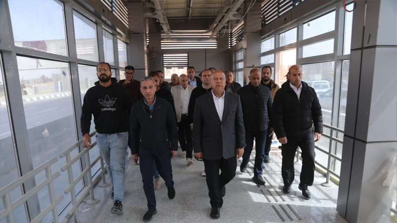 وزير النقل خلال الجولة