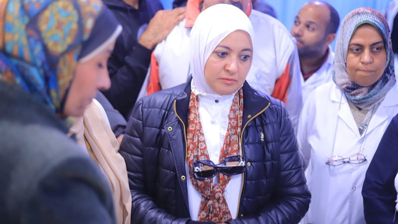 الدكتورة أميرة يسن تزور المصابة بمستشفى جمال حمادة للاطمئنان
