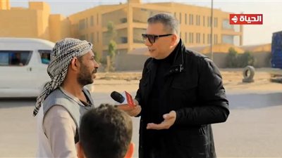 برنامج أجمل ناس يهدي عاملًا بمزارع الفاكهة جائزة مالية