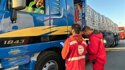 الهلال الأحمر يدفع بأكثر من 78 ألف سلة غذائية ومستلزمات شتوية عبر قافلة «زاد العزة» 157