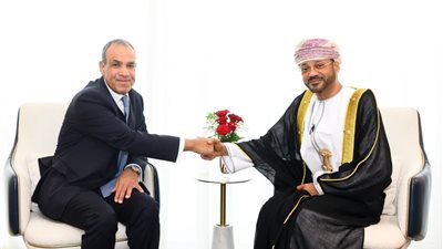 وزير الخارجية يبحث مع نظيره العُماني مسار التصعيد العسكري ويدين الاعتداءات