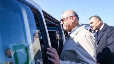 محافظ الإسكندرية يتفقد الموقف الجديد لمتابعة انتظام حركة المواصلات وتطبيق تعريفة الركوب الجديدة