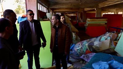 محافظ المنوفية يغلق كيانًا لتصنيع الإسفنج ويحيل رئيس قرية دنشواي للتحقيق لتقصيره في عمله