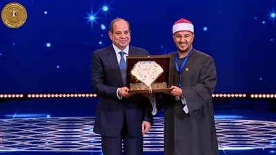 الرئيس السيسي يكرم الفائزين في الموسم الأول من 