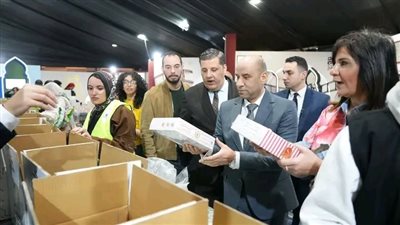 وزير العمل يشارك في تجهيز مساعدات رمضانية للأسر الأولى بالرعاية
