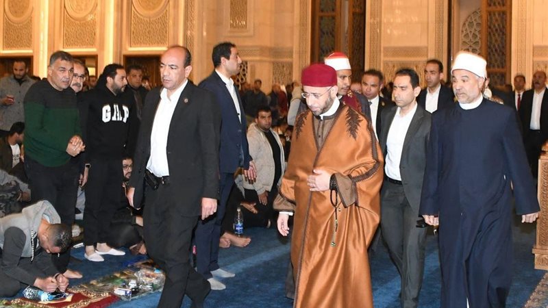 وزير يشهد صلاة التهجد