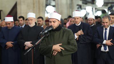 بروايات «حفص والسوسي وخلف وروح».. أئمة الجامع الأزهر يؤدون صلاة التراويح