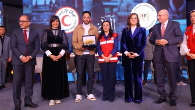 الهلال الأحمر يكرم أبطال مسلسل “صحاب الأرض”