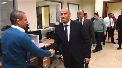 وزير العمل يهنئ العاملين في 